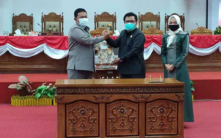 Bupati Pulang Pisau, Edy Pratowo bersama Wakil Ketua I DPRD, Ahmad Fadli Rahman, dan Wakil Ketua II DPRD, Nova Selvia ketika menandatangani APBD TA 2021.