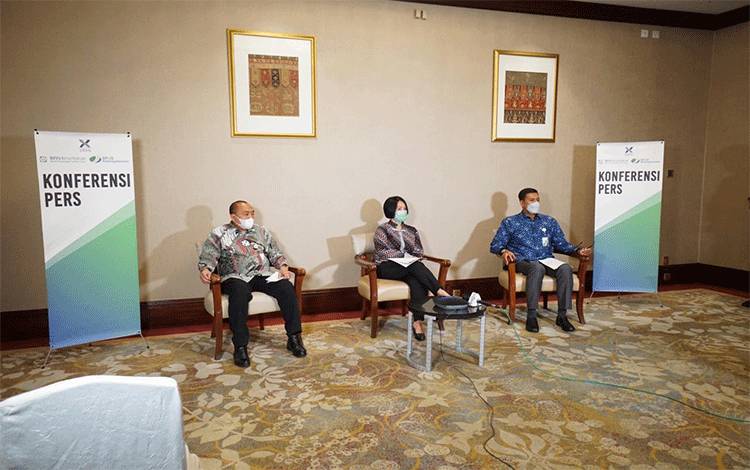 (Kiri ke kanan)  Ketua Dewan Pengawas BPJAMSOSTEK Muhammad Zuhri, Ketua Komisi Penyiapan Kebijakan DJSN Iene Muliati, dan Direktur Utama BPJAMSOSTEK Anggoro Eko Cahyo.