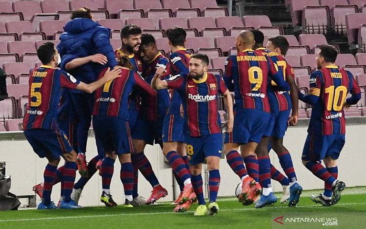 Selebrasi pemain Barcelona usai cetak gol kedua oleh Gerard Pique dalam pertandingan semifinal leg kedua Copa del Rey lawan Sevilla FC di Camp Nou pada 4 Maret 2021.(Photo by Josep LAGO / AFP) (AFP/JOSEP LAGO)