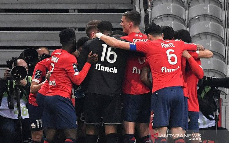 Para pemain Lille merayakan salah satu gol mereka ke gawang Marseille dalam lanjutan Liga Prancis di Stadion Pierre-Mauroy, Villeneuve d'Asq, Prancis, Rabu (3/3/2021) waktu setempat. (ANTARA/AFP/Denis Charlet)