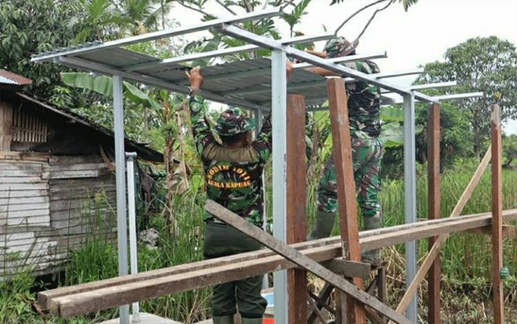 Personel Kodim 1011 Kuala Kapuas saat membuat jamban di lokasi TMMD ke-110, Desa Saka Lagun, Kecamatan Pulau Petak.