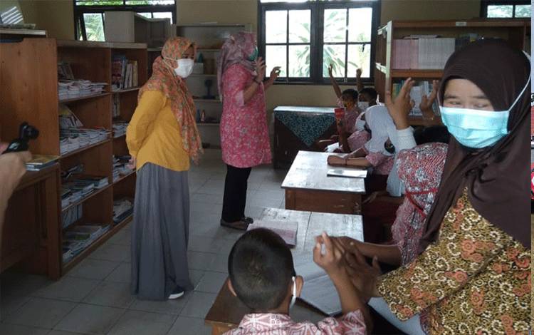 Perpustakaan keliling dari Dinas Perpustakaan dan Kearsipan Kota Palangka Raya saat mensosialisasikan budaya gemar membaca dan literasi kepada peserta didik yang ada di SDN-2 Marang, Kecamatan Bukit Batu, Kamis, 4 Maret 2021.