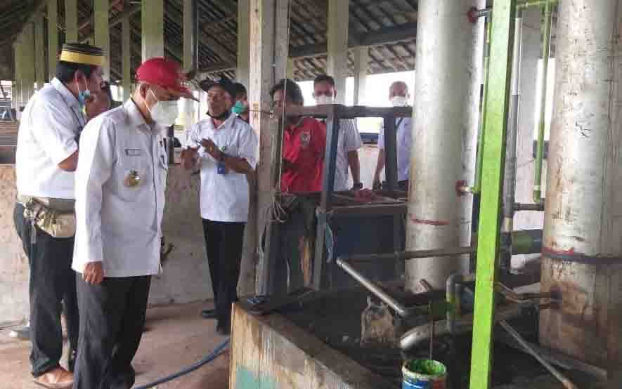 Bupati Seruyan Yulhaidir saat mengunjungi dan melihat peralatan pengolahan sampah di  TPA Kuala Pembuang. 