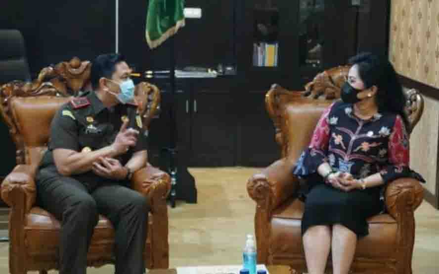 Kepala Kejati Kalteng, Iman Wijaya (kiri) saat berbincang dengan Anggota Komisi III DPR RI, Ary Egahni Ben Bahat (kanan).