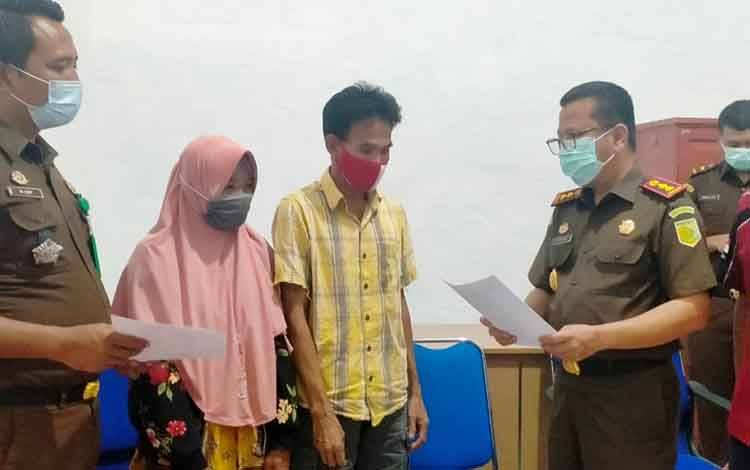 Kepala Kejaksaan Negeri Barito Utara, Iwan Catur Karyawan Harianja didampingi jajarannya saat menyerahkan dokumen pencabutan kasus kepada tersangka dan korban.