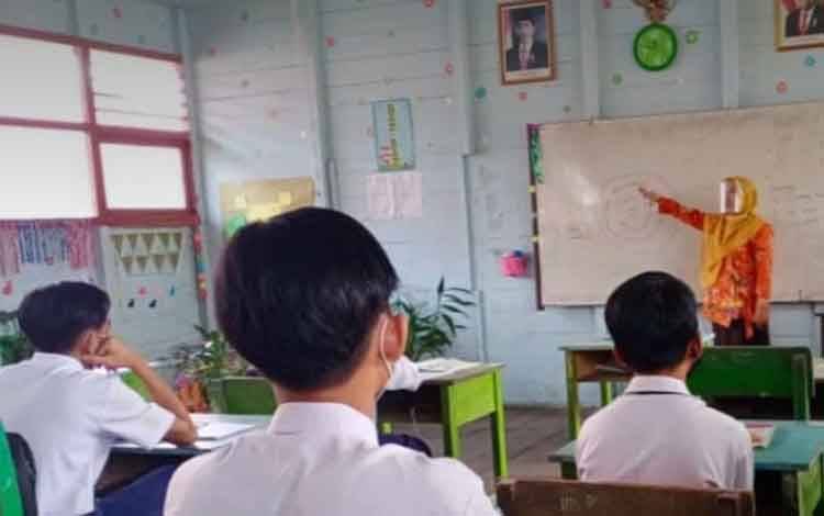Belajar tatap muka yang dilaksanakan di salah satu sekolah dalam Kota Sampit