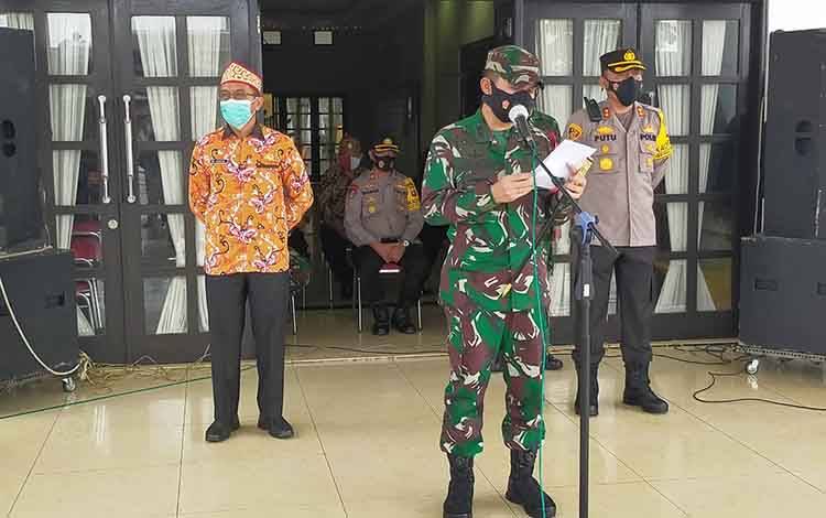 Dandim 1013 Muara Teweh, Letkol Kav Rinaldi Irawan M Han saat memimpin apel gelar pasukan dan sarpras penanganan karhutla di Kabupaten Murung Raya, Kamis, 4 Maret 2021.