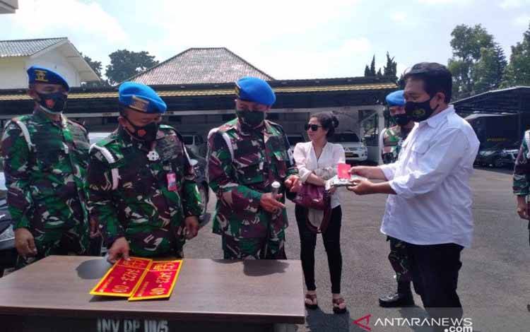 Anggota Polisi Militer TNI ADmenunjukkan plat dinas TNI palsu di Markas Detasemen Polisi Militer III Siliwangi, Bandung, Jawa Barat, Kamis (4/3/2021)