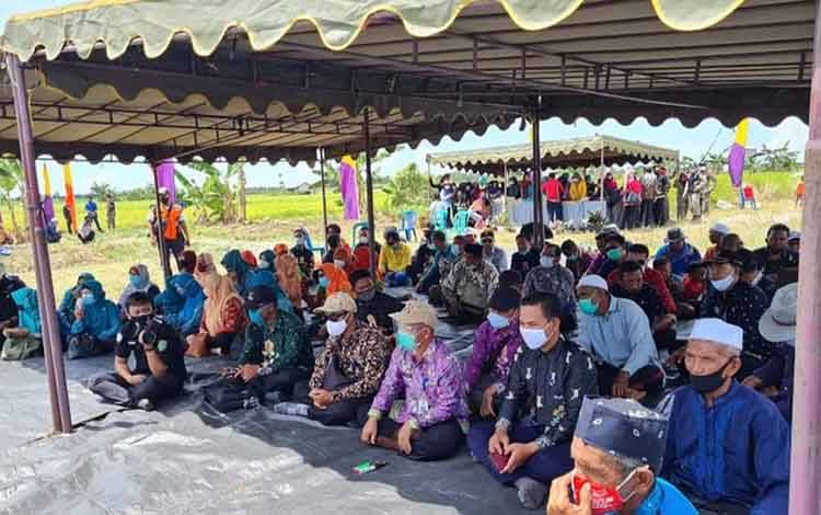 Para petani di Kecamatan Pantai Kunci, Kabupaten Sukamara saat mengikuti acara syukuran panen padi di Desa Sungai Pasir