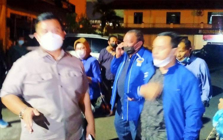 Ketua DPD Partai Demokrat Sumatera Utara Herry Zulkarnaen (nomor satu dari kiri) mendatangi Markas Polrestabes Medan. (ANTARA/HO)