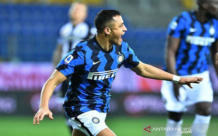 Penyerang Inter Milan Alexis Sanchez merayakan gol pertamanya ke gawang Parma dalam lanjutan Liga Italia di Stadion Ennio Tardini, Parma, Italia, Kamis (4/3/2021) waktu setempat. (ANTARA/REUTERS/Jennifer Lorenzini)