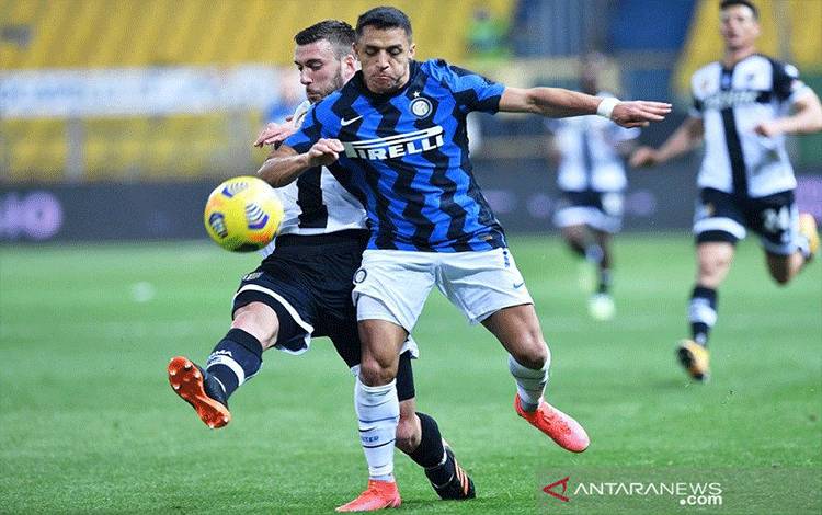 Penyerang Inter Milan Alexis Sanchez (kanan) berebut bola dengan bek Parma Roberto Gagliolo dalam lanjutan Liga Italia di Stadion Ennio Tardini, Parma, Italia, Kamis (4/3/2021) waktu setempat. (ANTARA/REUTERS/Jennifer Lorenzini)