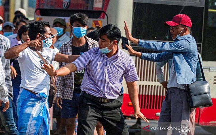 Seorang pendukung militer menunjukkan benda tajam saat dia berhadapan dengan pengunjuk rasa pro-demokrasi saat demonstrasi di Yangon, Myanmar, Kamis (25/2/2021). ANTARA FOTO/REUTERS / Stringer/aww.