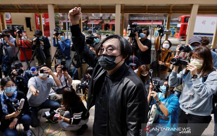 Aktivis pro-demokrasi Mike Lam King-nam memberi isyarat perlawanan ketika tiba di kantor polisi atas tuduhan keamanan nasional, di Hong Kong, Cina, Minggu (28/2/2021). ANTARA FOTO/REUTERS/Tyrone Siu/NZ/sa.