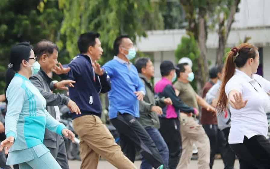 Olahraga bersama di halaman rumah jabatan Bupati Barito Utara, Jumat, 5 Maret 2021.