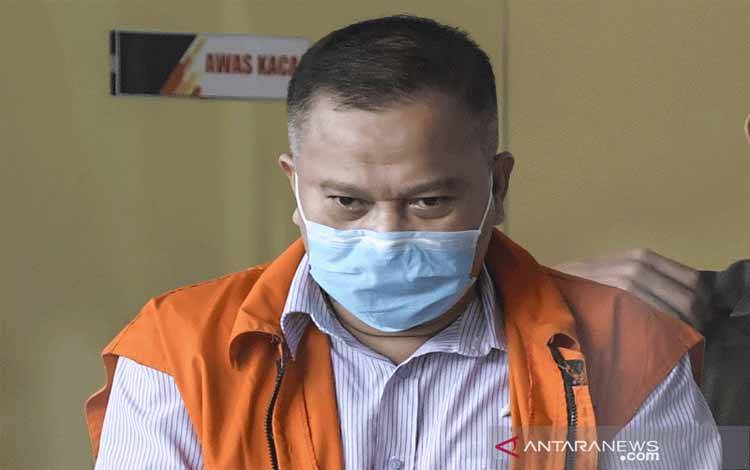 Mantan Kalapas Sukamiskin Deddy Handoko berjalan untuk menjalani pemeriksaan di gedung KPK, Jakarta, Kamis (13/8/2020). Deddy diperiksa sebagai tersangka kasus dugaan suap pemberian fasilitas dan kemudahan izin keluar di Lapas Sukamiskin