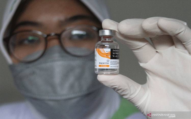 Petugas medis menunjukkan vaksin Sinovac Biofarma sebelum disuntikkan pada seorang tenaga pengajar di Rumah Sakit Persada, Malang, Jawa Timur, Jumat (5/3/2021)