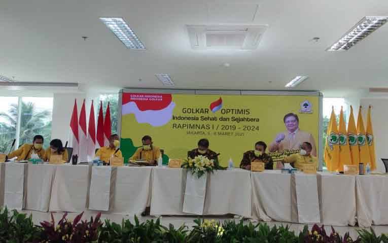 Ketua Umum Partai Golkar Airlangga Hartarto (tengah) menutup Rapimnas I Golkar di kantor DPP, Jakarta, Sabtu (6/3/2021). (foto : ANTARA/Fauzi Lamboka)