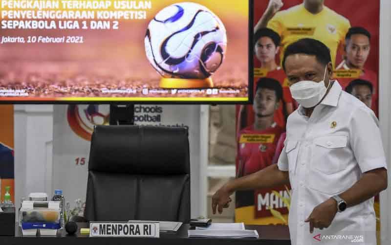 Menpora Zainudin Amali bersiap memimpin Rapat Koordinasi Pengkajian Terhadap Usulan Kompetisi Sepak bola Liga 1 dan 2 di Wisma Kemenpora, Jakarta, Rabu (10/2/2021). (foto : ANTARA FOTO/M Risyal Hidayat/aww)