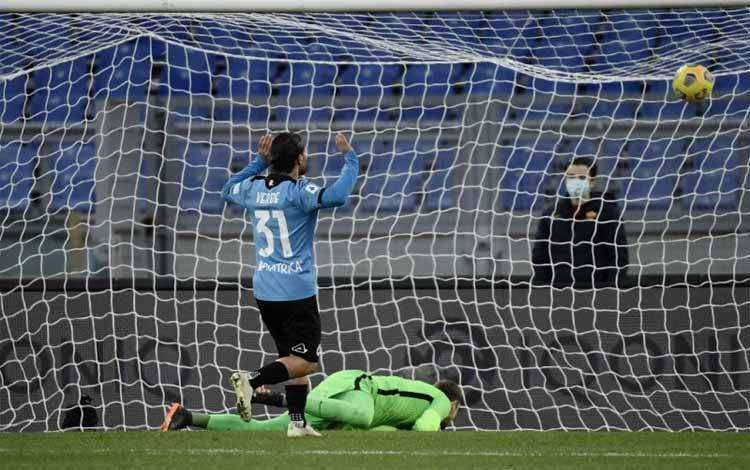 Striker Spezia Daniele Verde menciptak gol ke gawang AS Roma di Stadion Olimpiade Roma. Verde menciptakan gol ketika timnya seri 1-1 melawan Benevento dalam pertandinga liga 6 Maret 2021