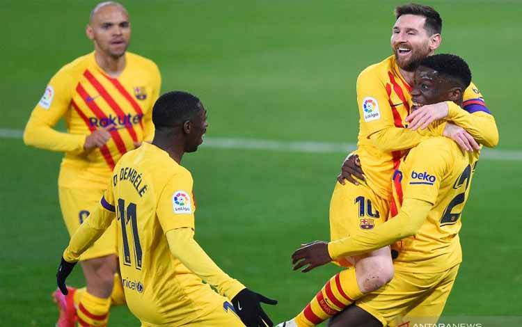 Gelandang Barcelona Ilaix Moriba (kanan) melakukan selebrasi dengan rekan setimnya setelah cetak gol dalam pertandingan liga Spanyol lawan Osasuna pada 7 Maret 2021