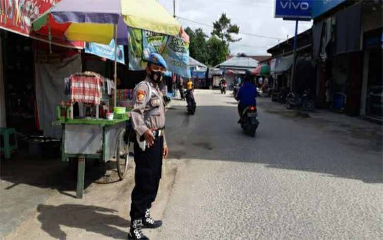 Personel Polsek Kapuas Tengah saat melakukan patroli Harkamtibmas di kawasan pasar tradisional di Desa Pujon