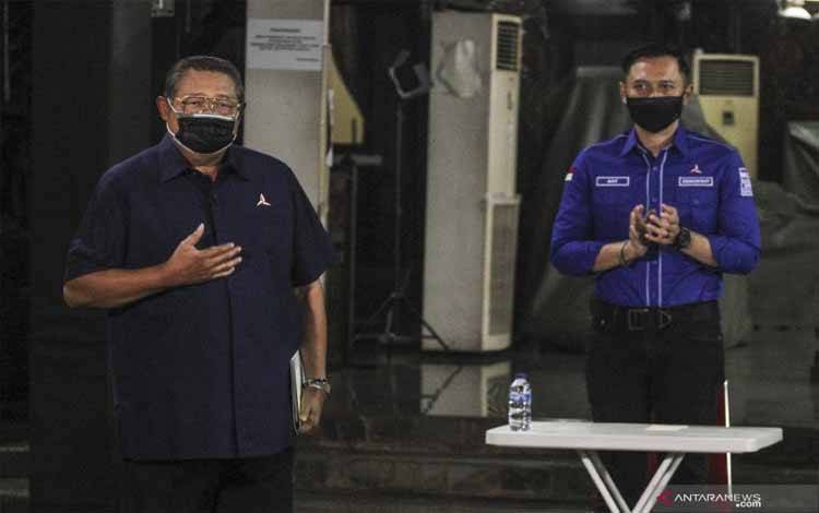 Ketua Majelis Tinggi Partai Demokrat Susilo Bambang Yudhoyono (kiri) bersama Ketua Umum Partai Demokrat Agus Harimurti Yudhoyono (kanan) menyampaikan keterangan pers terkait KLB Partai Demokrat di Puri Cikeas, Bogor, Jawa Barat, Jumat (5/3/2021)