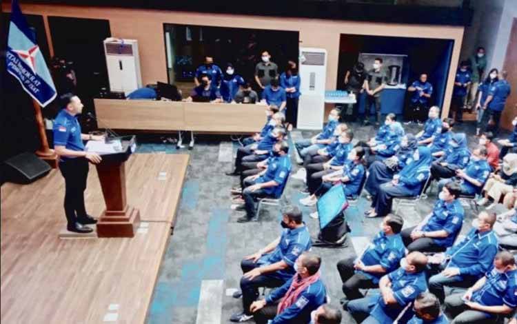 Ketua Umum DPP Partai Demokrat Agus Harimurti Yudhoyono (AHY) (kiri) menyampaikan sambutan pada pembukaan rangkaian rapat konsolidasi partai bersama pengurus di tingkat pusat, daerah, dan cabang di kantor Dewan Pengurus Pusat (DPP) Partai Demokrat, Jakarta, Minggu (7/3/2021)