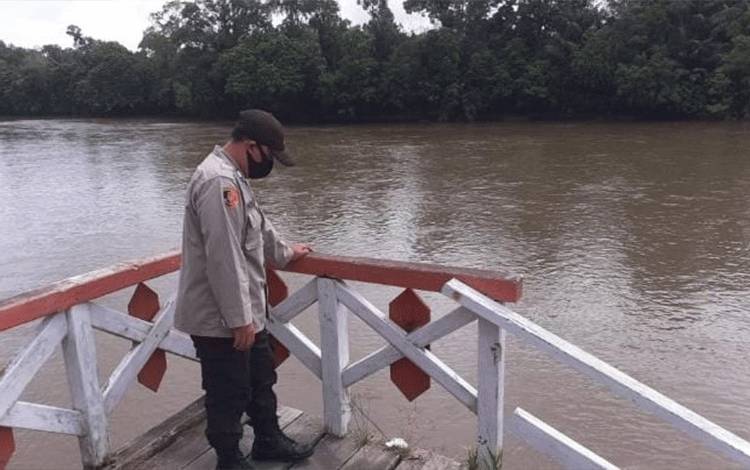 Personel Polsek Seruyan Tengah saat mengecek kondisi debit air sungai Seruyan.