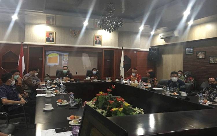 Pertemuan anggota Komisi I DPRD Provinsi Kalteng bersama Pemerintah Kabupaten Mura.