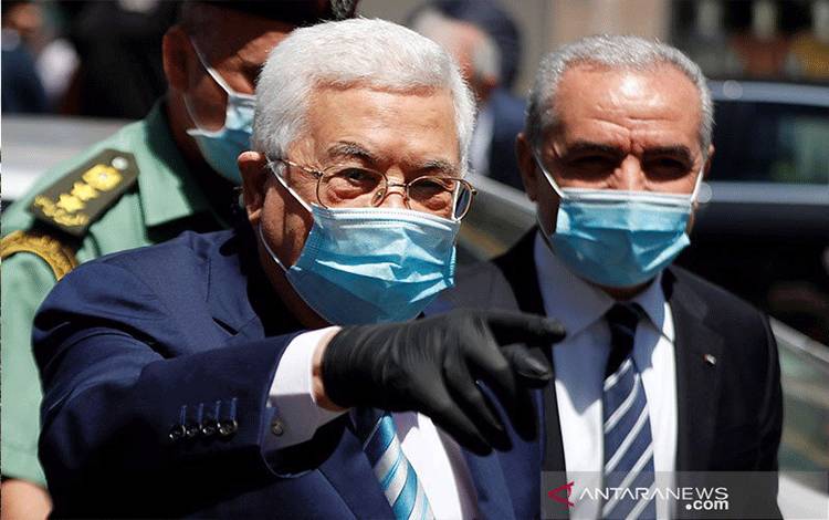 Presiden Palestina Mahmoud Abbas, menggunakan masker dan sarung tangan sebagai pelindung diri dari wabah virus corona (COVID-19) saat melakukan kunjungan di Ramallah, Tepi Barat, Palestina, Senin (15/6/2020). ANTARA/REUTERS/Mohamad Torokman/aa.