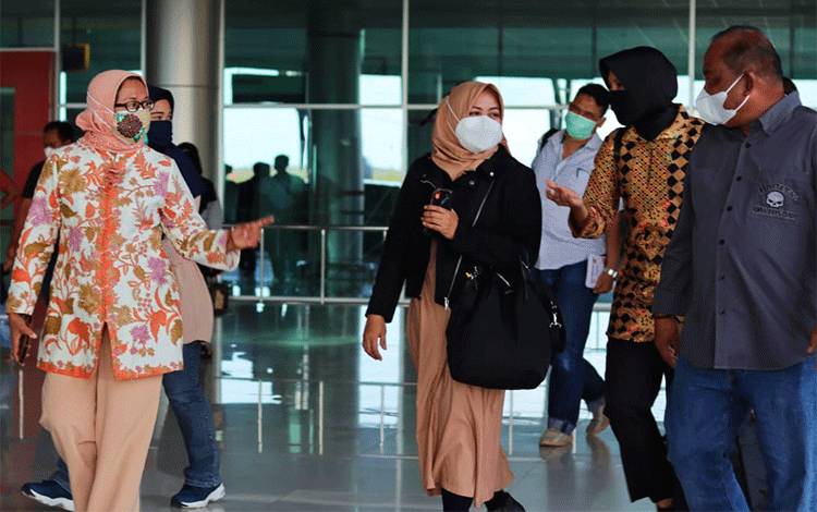 Brigjen Ida Oetari Poernamasari bersama keluarga tiba di Bandara Tjilik Riwut Palangka Raya.
