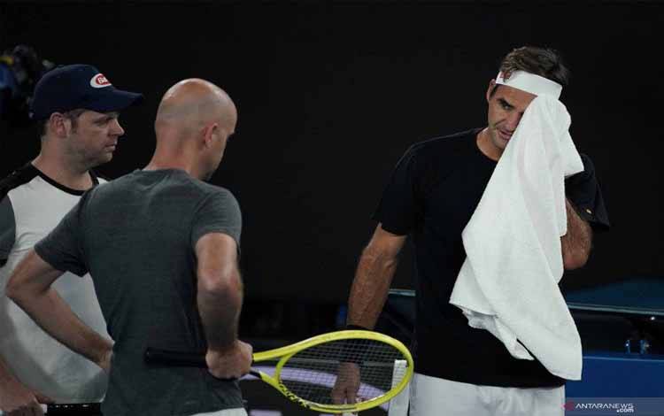 Petenis Roger Federer asal Swiss berlatih sebelum berlaga di turnamen tenis Australia Open di Melbourne Park, Melbourne, Australia, Minggu (19/1/2020)