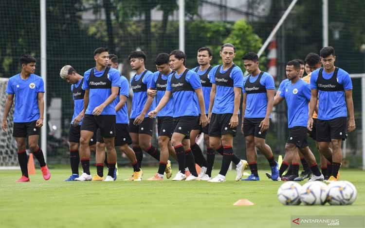 Pemain Timnas Indonesia U-22 mengikuti latihan perdana di Lapangan D, Kompleks Gelora Bung Karno, Senayan, Jakarta, Rabu (10/2/2021)