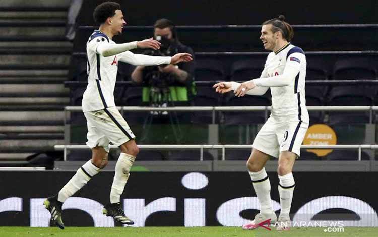 Pemain Tottenham Hotspur Gareth Bale (kanan) melakukan selebrasi bersama rekan setimnya Dele Alli usai membobol gawang Wolfsberger AC pada pertandingan leg kedua babak 32 besar Liga Eropa di Tottenham Hotspur Stadium, London, Inggris, Kamis (25/2/2021) dini hari. Tottenham Hotspur mengamankan tempatnya di babak 16 besar Liga Europa menyusul kemenangan 4-0 (8-1) kala menjamu Wolfesberger