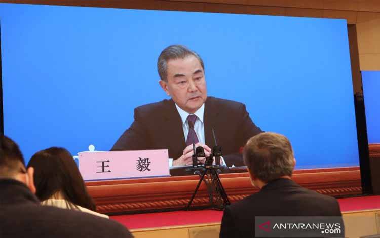 Menteri Luar Negeri China sekaligus anggota Dewan Negara Wang Yi memberikan keterangan pers melalui video streaming di Media Center China di Beijing, Minggu (7/3/2021)