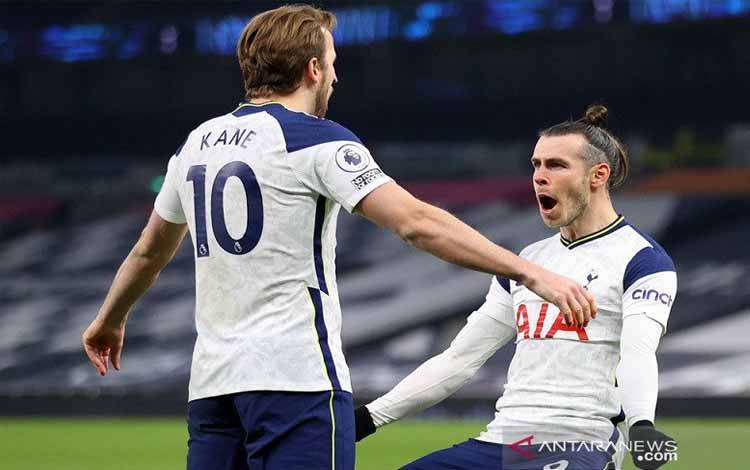 Penyerang Tottenham Hotspur Gareth Bale (kanan) melakukan selebrasi bersama Harry Kane seusai mencetak gol keduanya ke gawang Crystal Palace dalam lanjutan Liga Inggris di Stadion Tottenham Hotspur, London, Inggris, Minggu (7/3/2021) waktu setempat. (ANTARA/REUTERS/POOL/Julian Finney)