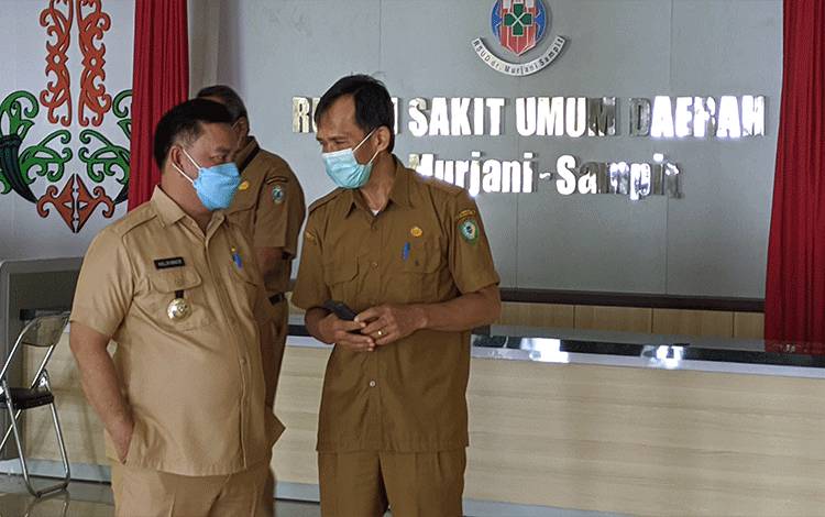 Bupati Kotim Halikinnor berbincang dengan Plt Direktur RSUD dr Murjani Sampit Benyamin Kumila di sela sidak di rumah sakit tersebut, Senin, 12 Maret 2021.