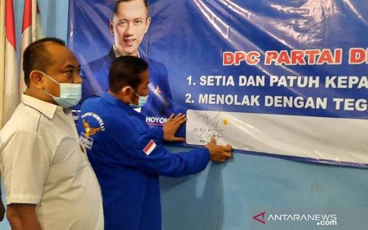 Ketua DPC Partai Demokrat Kudus Edy Kurniawan menyaksikan penandatanganan dan cap jempol dukungan terhadap kepemimpinan Agus Harimurti Yudhoyono (AHY) sebagai ketua umum Partai Demokrat di Kantor DPC Partai Demokrat Kudus, Senin (8/3/2021)