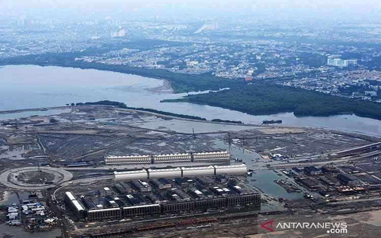 Foto udara suasana proyek pembangunan reklamasi Teluk Jakarta di Pantai Utara Jakarta, Minggu (28/2). Meskipun menuai pro dan kontra, tapi proyek reklamasi di Teluk Jakarta terus berjalan