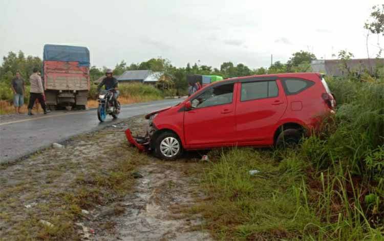 Kondisi mobil seusai terlibat kecelakaan dengan sebuah truk di ruas Jalan Lintas Palangka Raya - Buntok, tepatnya di Desa Bukit Batu, RT 03, Kecamatan Mantangai, Kabupaten Kapuas pada Selasa 9 Maret 2021