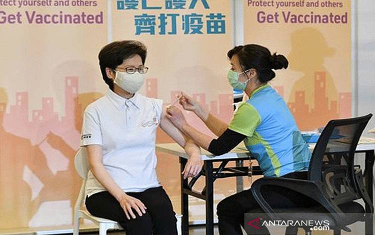 Kepala Eksekutif Hong Kong Carrie Lam saat menerima suntikan vaksin buatan China di Hong Kong, Senin (22/2/2021). ANTARA/Facebook Carrie Lam/pri.