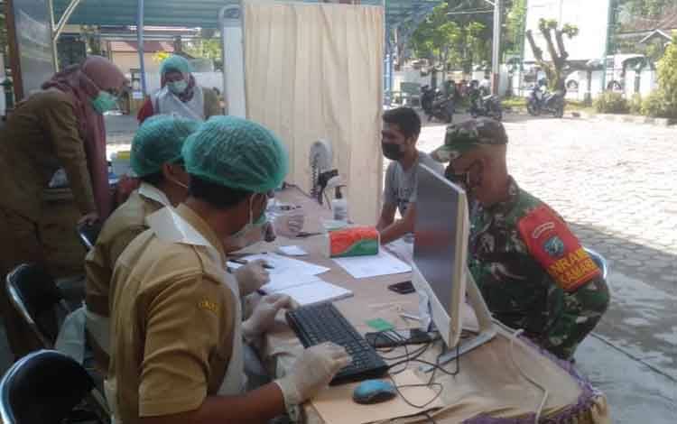 Anggota TNI di Sukamara saat melaksanakan vaksinasi covid-19 di Puskesmas Sukamara.