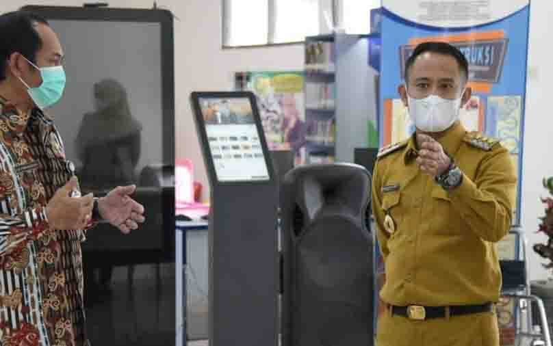 Wali Kota Palangka Raya Fairid Naparin saat meninjau MPP Huma Betang