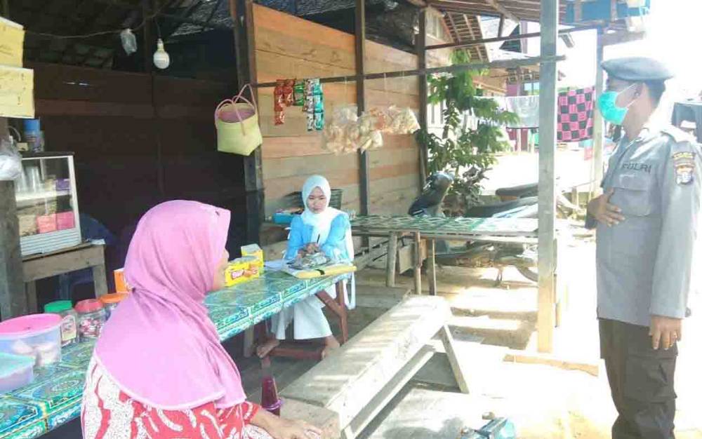 Personel Polsek Seruyan Hulu saat memberikan imbauan  protokol kesehatan kepada warga Tumbang Manjul. 