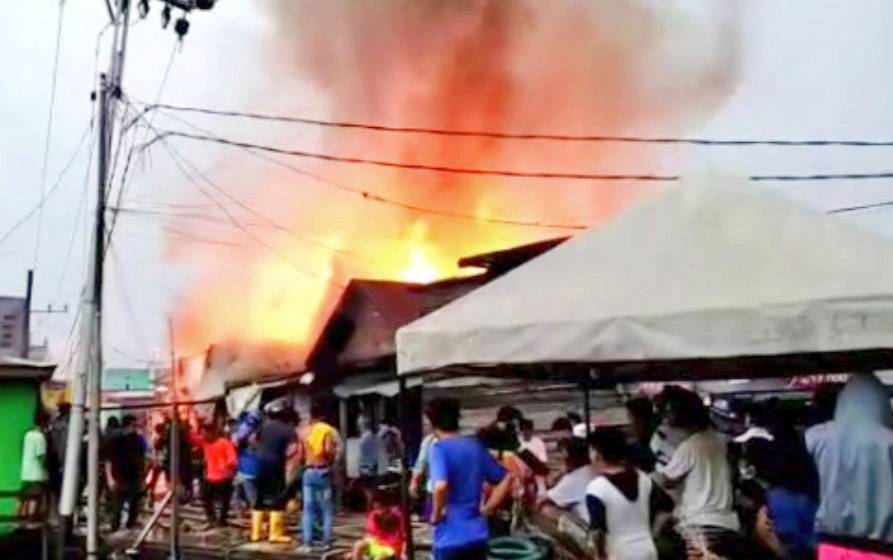Kebakaran kawasan permukiman di Kompleks Puntun, Palangka Raya, Selasa sore, 9 Maret 2021.