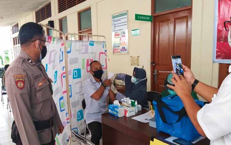 Anggota Kepolisian saat melakukan pengamanan vaksinasi pegawai PDAM Palangka Raya di UPT Puskesmas Pahandu