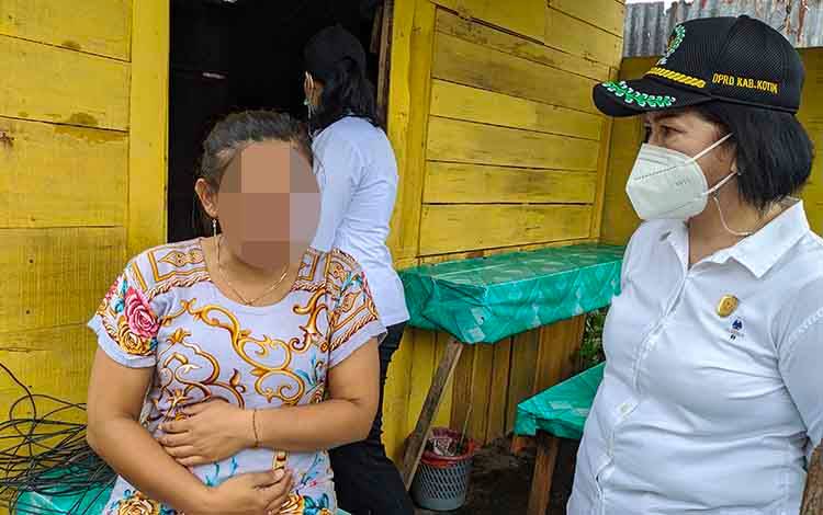 Ketua DPRD Kotim Rinie saat berbincang dengan wanita hamil yang menyediakan tempat untuk esek-esek, di Lingkar Selatan. 