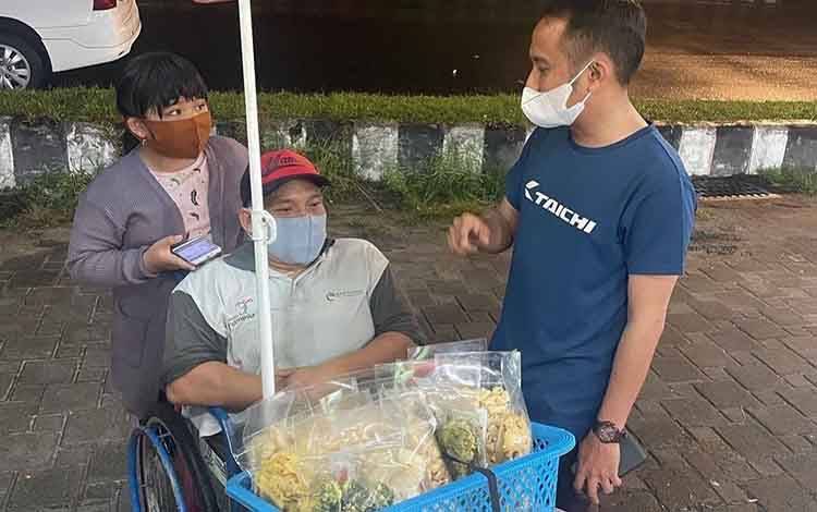 Wali Kota Palangka Raya Fairid Naparin saat menyambangi pedagang asongan di Taman Tunggal Sangomang