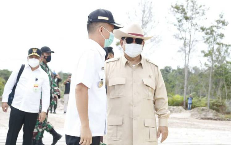 Bupati Gunung Mas, Jaya S Monong saat mendampingi Menteri Pertahanan RI, Prabowo Subianto meninjau lokasi pengembangan singkong di Desa Tewai Baru, Kecamatan Sepang, Rabu, 10 Maret 2021.